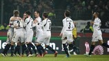I giocatori del Paderborn festeggiano la vittoria contro l'Hannover