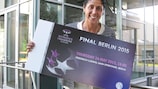 Steffi Jones é a embaixadora da final de 2015 da UEFA Women's Champions League, em Berlim
