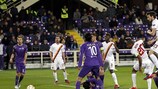 Seydou Keita dell'AS Roma segna di testa il gol del pareggio contro l'ACF Fiorentina nel derby italiano di UEFA Europa League