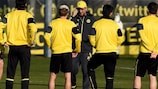 Il tecnico del Dortmund Jürgen Klopp a rapporto con i suoi giocatori