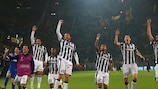 Los jugadores de la Juventus, aplaudiendo a su afición