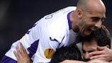 L'ACF Fiorentina festeggia il gol di José Maria Basanta: il successo sull'AS Roma vale la qualificazione ai quarti di finale
