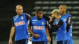 Almamy Touré es felicitado tras marcar su primer gol en la Ligue 1