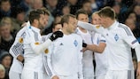 Oleh Gusev viene festeggiato dai compagni della Dynamo dopo la rete contro l'Everton