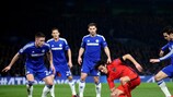 Edinson Cavani circondato da giocatori del Chelsea la scorsa stagione