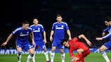 El delantero del Paris Edinson Cavani rodeado por jugadores del Chelsea durante la eliminatoria de la temporada pasada