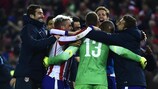O Atlético comemora o primeiro triunfo num desempate europeu