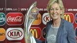Silvia Neid mit dem Pokal, den Deutschland 2013 zum wiederholten Male gewonnen hat
