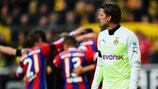 O Bayern festeja perante a desilusão de Roman Weidenfeller, guarda-redes do Dortmund