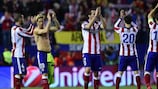 Os jogadores do Atlético saúdam os seus adeptos após o apito final