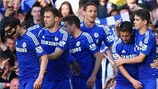 Eden Hazard saudado pelos colegas após marcar o golo decisivo para o Chelsea