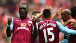 Christian Benteke non trattiene la sua gioia per la vittoria in semifinale dell'Aston Villa FC contro il Liverpool FC