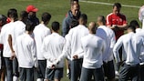 Leonardo Jardim fala com os jogadores do Mónaco no treino, na véspera da segunda mão