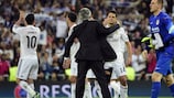 Carlo Ancelotti, treinador do Real Madrid, felicita Javier Hernández, autor do tento solitário