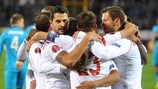 Il Siviglia festeggia il gol del momentaneo vantaggio a San Pietroburgo
