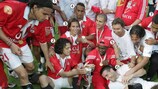 Los jugadores del Benfica celebran su victoria sobre el Oporto en la final de la Copa de Portugal de 2004