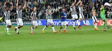 Os jogadores da Juventus celebram o triunfo na primeira mão