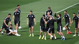 Os jogadores do Real Madrid desfrutam de um momento mais descontraído na preparação para a recepção ao Atlético