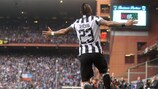 Arturo Vidal, médio da Juventus, festeja o seu golo frente à Sampdória