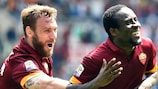 Seydou Doumbia (à direita) comemora com Daniele De Rossi depois de marcar para a Roma em Génova