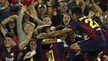 Neymar é abraçado após marcar o terceiro golo do Barcelona na primeira mão