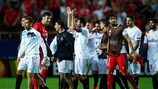 Os jogadores do Sevilha agradecem aos adeptos no final do encontro