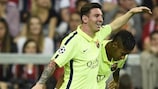 Lionel Messi félicite Neymar après l'un de ses deux buts contre le Bayern