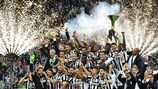 A Juventus, tal como o Barcelona, recebeu este sábado o troféu de campeão do seu país