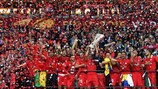 A festa do Sevilha após a conquista da UEFA Europa League em Varsóvia, em Maio passado