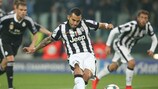 Tévez trasforma il rigore che regala alla Juve il successo contro il Real campione d'Europa