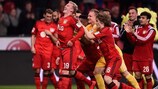 Os jogadores do Leverkusen festejam a vitória caseira sobre o Bayern, campeão da Bundesliga