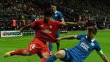 Ruslan Rotan à la lutte avec Éver Banega (Sevilla FC)