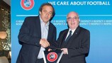 Michel Platini (à esquerda) com Carlo Tavecchio, presidente da FIGC