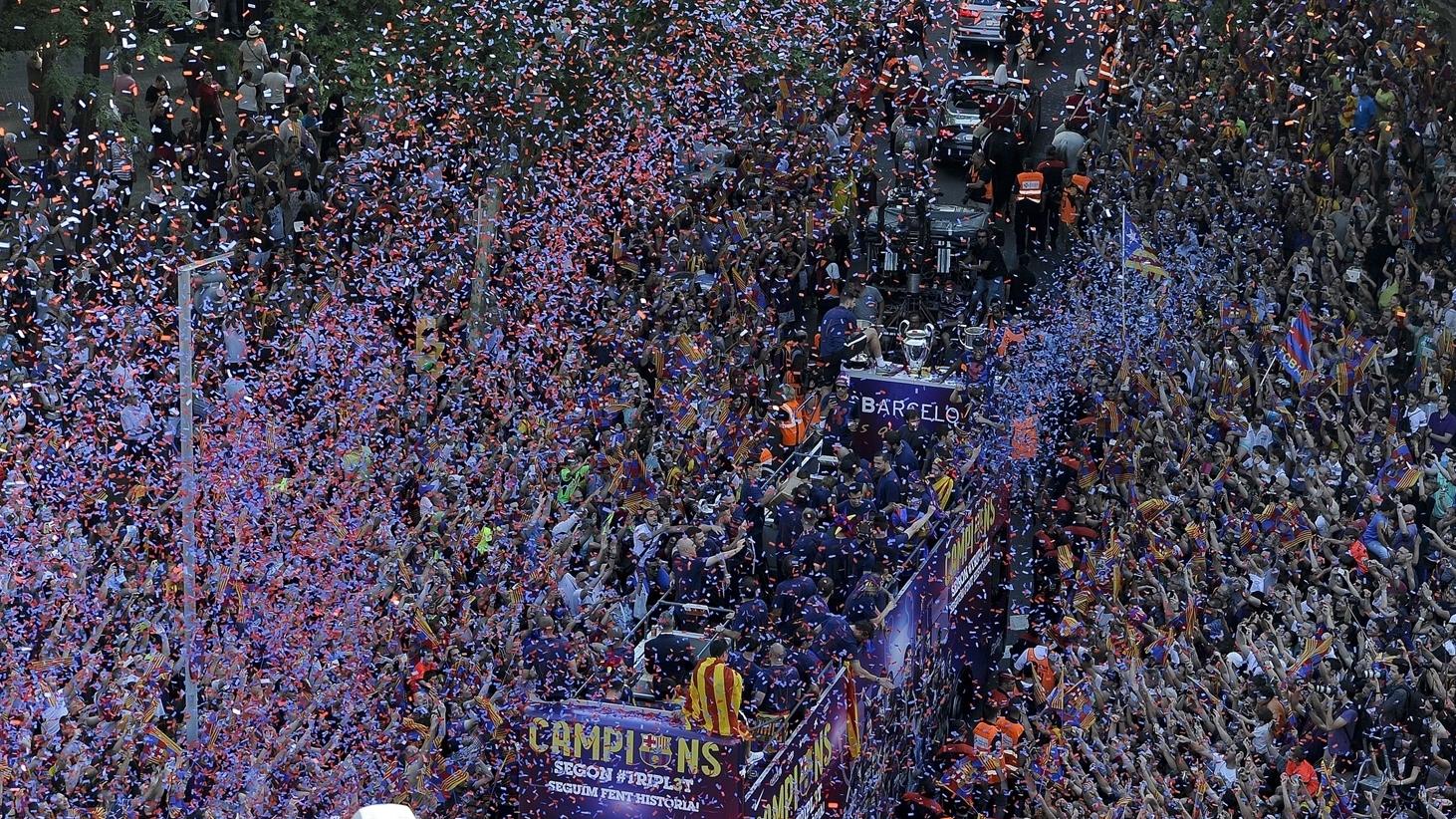 Чемпионский парад Барселоны в 2015. Чемпионский автобус Барселоны. Сити парад чемпионский. AFP/Getty.