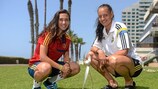 Schwedens Kapitänin Nathalie Björn und ihre spanische Gegnerin Nahikari García mit dem Pokal