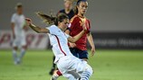 Frankreichs Pauline Dhaeyer und Nahikari García aus Spanien stehen beide im Team des Turniers