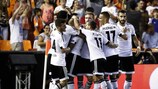 Футболисты "Валенсии" празднуют взятие ворот "Монако" в Испании