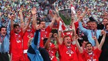 Stefan Effenberg levanta el trofeo tras la victoria del Bayern sobre el Valencia en 2001