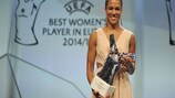 Célia Šašić con su Premio a la Mejor Jugadora en Europa de la UEFA 2014/15
