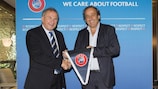 Michel Platini e o presidente da Federação Escocesa de Futebol, Alan McRae