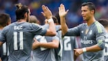 Cristiano Ronaldo (à direita) é felicitado após marcar o seu quinto golo