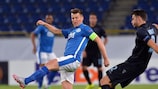 Ruslan Rotan del Dnipro in azione contro Wesley Hoedt della Lazio nella sfida di UEFA Europa League giocata in Ungheria