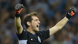 Iker Casillas festeja no final da vitória do Porto sobre o Benfica