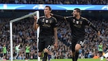 I due autori dei gol, Mario Mandžukić e Álvaro Morata, festeggiano una delle reti che hanno permesso alla Juventus di vincere a Manchester