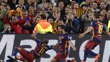 Luis Suárez celebra o seu golo da vitória perante os adeptos do Barcelona