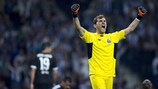 O recordista Iker Casillas desfruta da vitória do Porto sobre o Chelsea