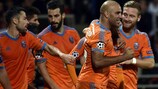Los jugadores del Valencia celebran el tanto de Sofiane Feghouli en Lyon en la segunda jornada