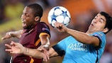 Seydou Keita y Luis Suárez disputan un balón por alto en Roma
