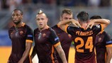 Игроки "Ромы" празднуют гол Алессандро Флоренци