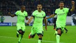 Sergio Agüero del Manchester City festeggia con i compagni dopo aver segnato su rigore il secondo gol durante la sfida di UEFA Champions League contro il Borussia Mönchengladbach